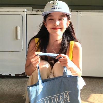 给小酒馆女子喝高杯酒